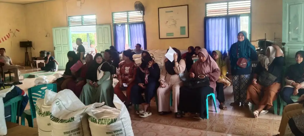 Keluarga Penerima Manfaat (KPM) saat menunggu antrian Bantuan Pangan Beras yang dilaksanakan di Kelurahan Bandarsyah pada Jumat, 4 September 2026 (Poto:RRI Ranai/ Saleh)
