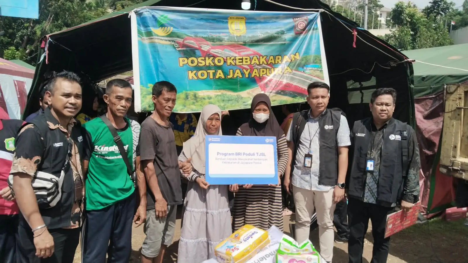 Salah seorang warga terdampak, Sumiati Saat Menerima Program BRI Peduli TJSL