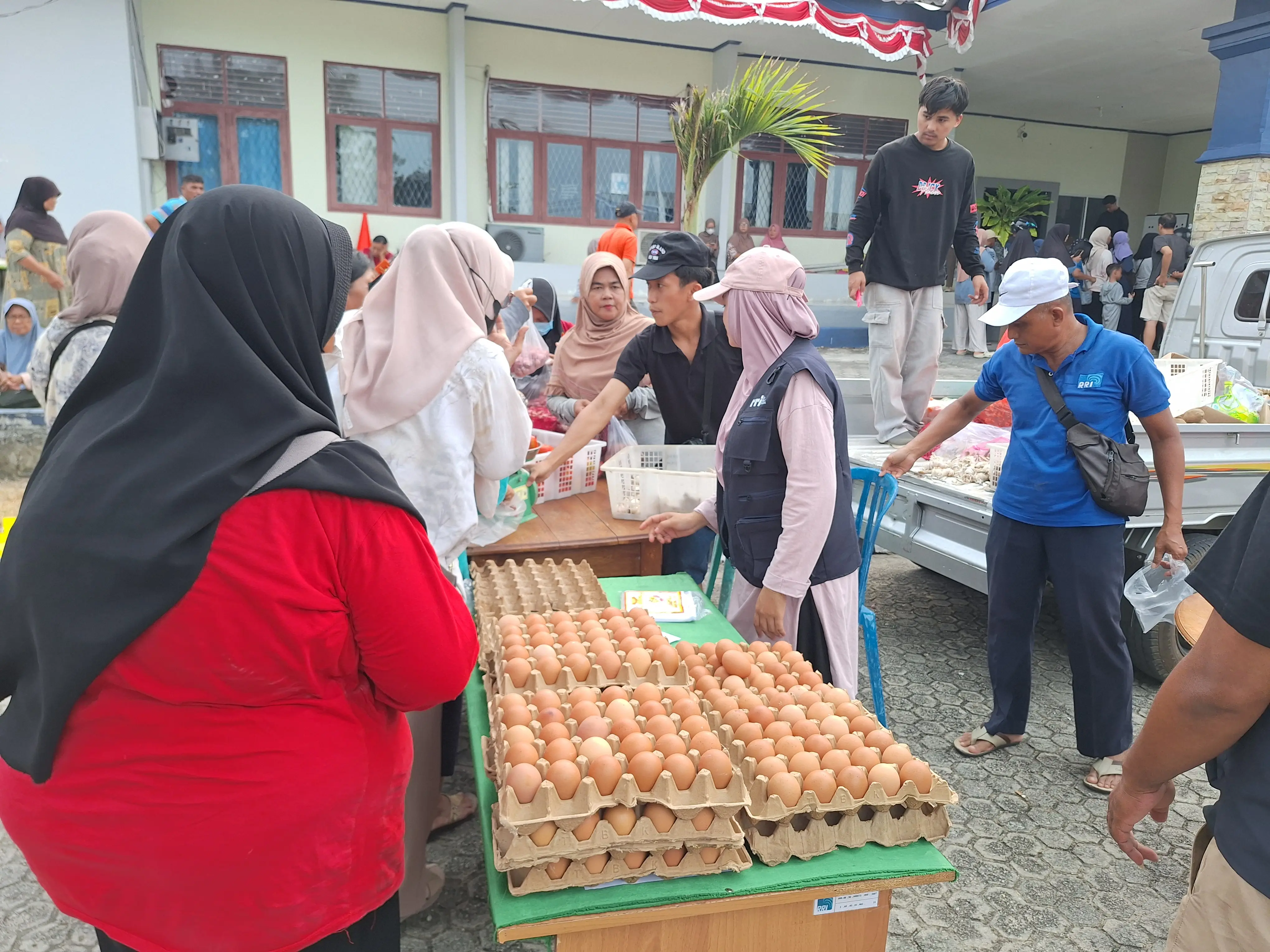 Jual telur ayam dalam Pasar Murah RRI Fest RRI Sungailiat (dok: RRI)