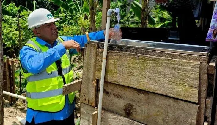 Dirut PDAM Tirta Nusa natuna, Zaharuddin memeriksa kualitas air yang dialirkan ke rumah penggan (Poto:PDAM Natuna/RRI Ranai/Saleh)