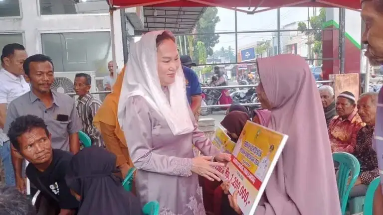 Bupati Natuna Cen Sui Lan memberikan Bantuan Sosial kepada masyarakat Lansia dan Tingkat Kemiskinan Ekstrim di Kecamatan Bunguran Timur. (Poto: RRI Ranai/Saleh)