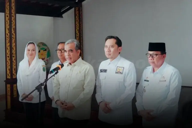 Usai Rapat bersama Bupati, wakil Bupati dan FKPD Kabupaten Natuna, Ketua MPR RI, Ahmad Muzaki menemui sejumlah warta guna memberikan keterangan terkait Kunjungan Kerjanya di Kabupaten Natuna (Poto: Diskominfo Natuna/ RRI Ranai/Saleh)