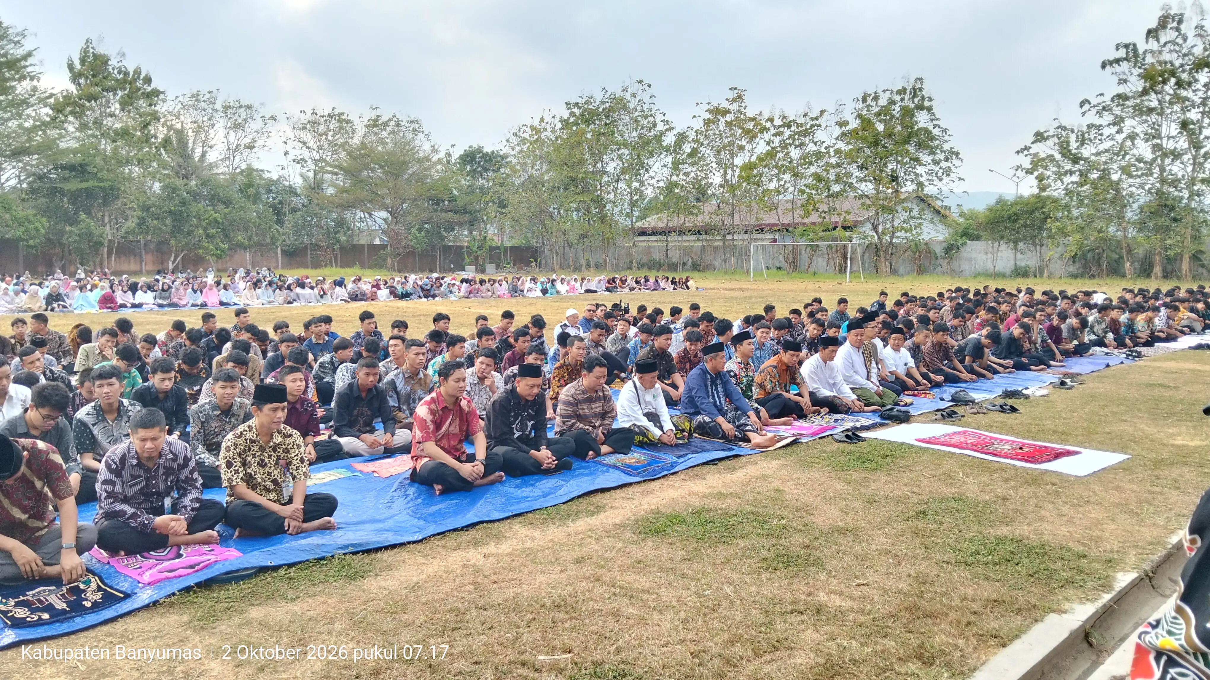 Ratusan siswa, guru, hingga masyarakat sekitar menundukkan kepala, memanjatkan doa memohon barokah hujan lewat Salat Istisqa (Foto: Guru SMA Negeri Banyumas)