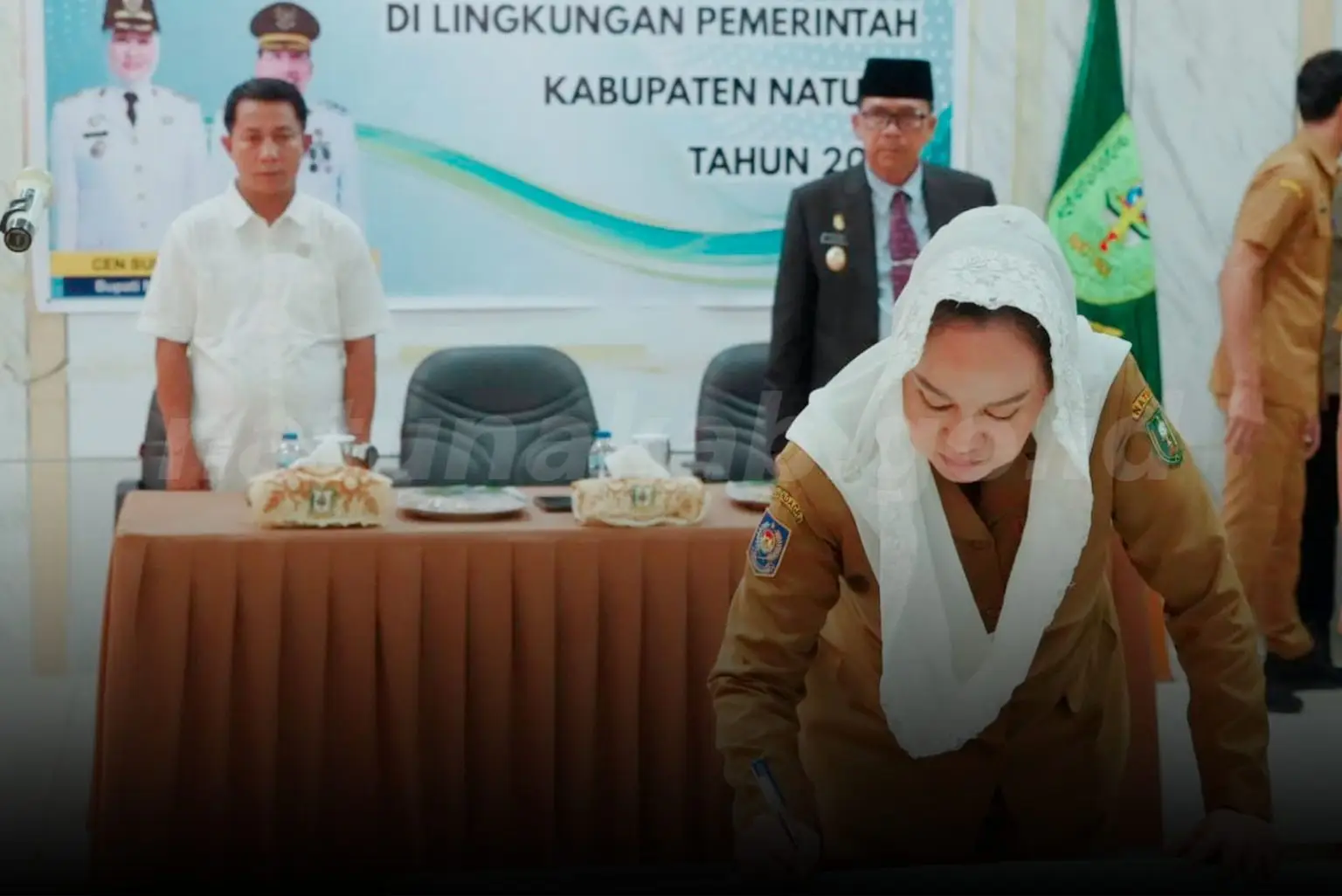 Bupati Natuna, Cen Suilan saat memandatangi SK Pelantikan Pejabat Tinggi Pratama di Lingkungan Pemerintahan Kabupaten Natuna pada, Senin 5 Oktober 2026 di Ruang Rapat Lantai II Kantor Bupati Natuna Jalan Batu Sisir Bukit Arai Ranai