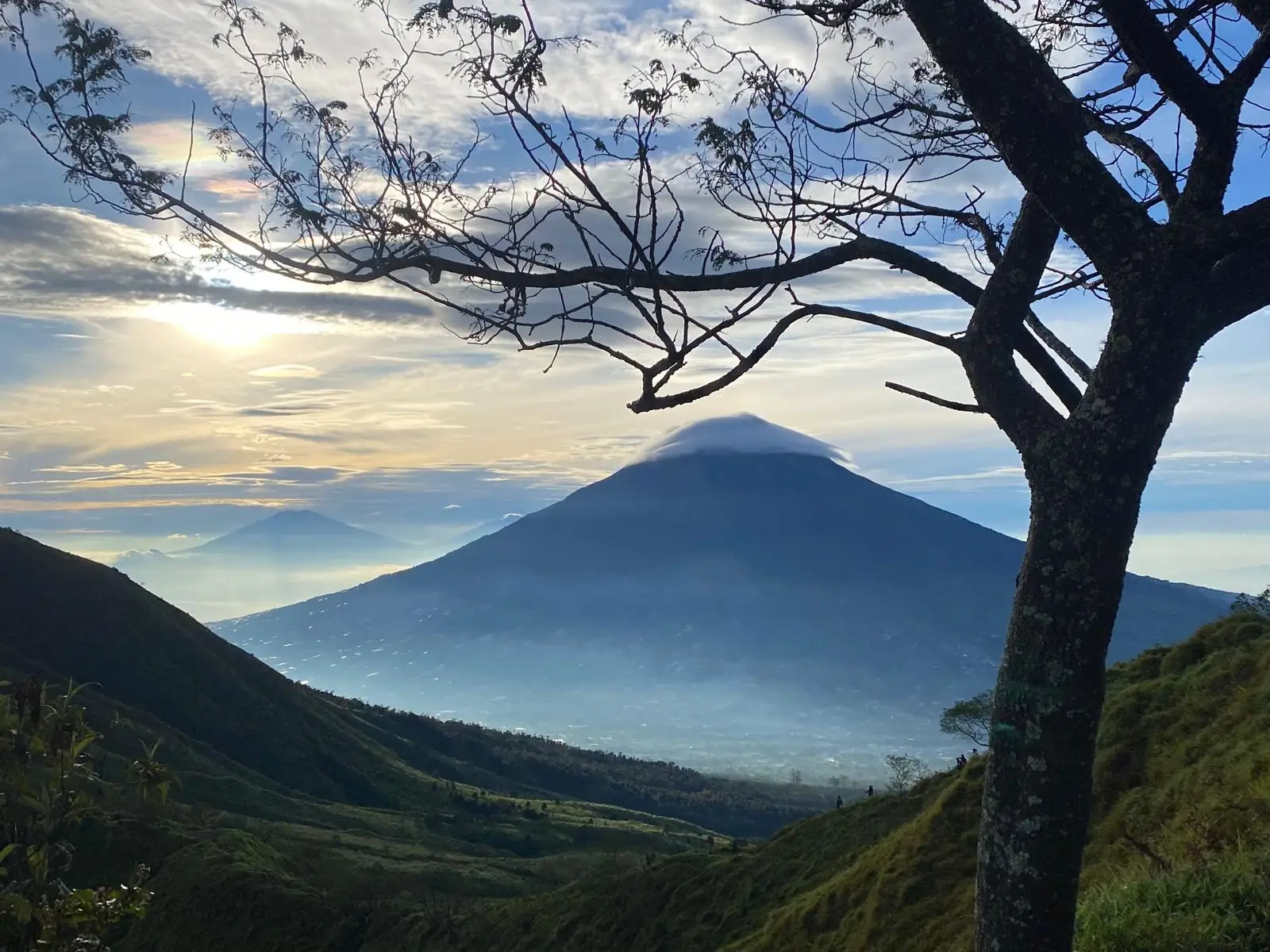 Salah satu pemandangan dari puncak.
