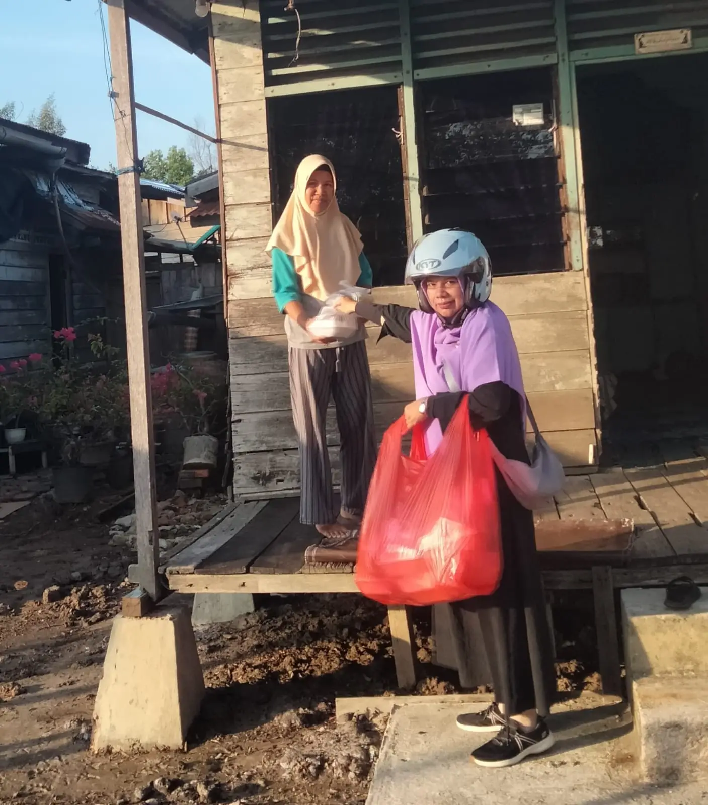 Pembagian Takjil ke rumah warga di Cik Mas Ayu Kelurahan Rimba Sekampung, ( foto; PD Salimah)