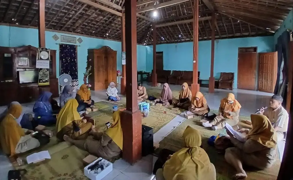 Bidan bersama kader kesehatan akan melakukan komunikasi dan edukasi kepada ibu hamil terkait kehamilannya secara menyeluruh menggunakan buku KIA. 