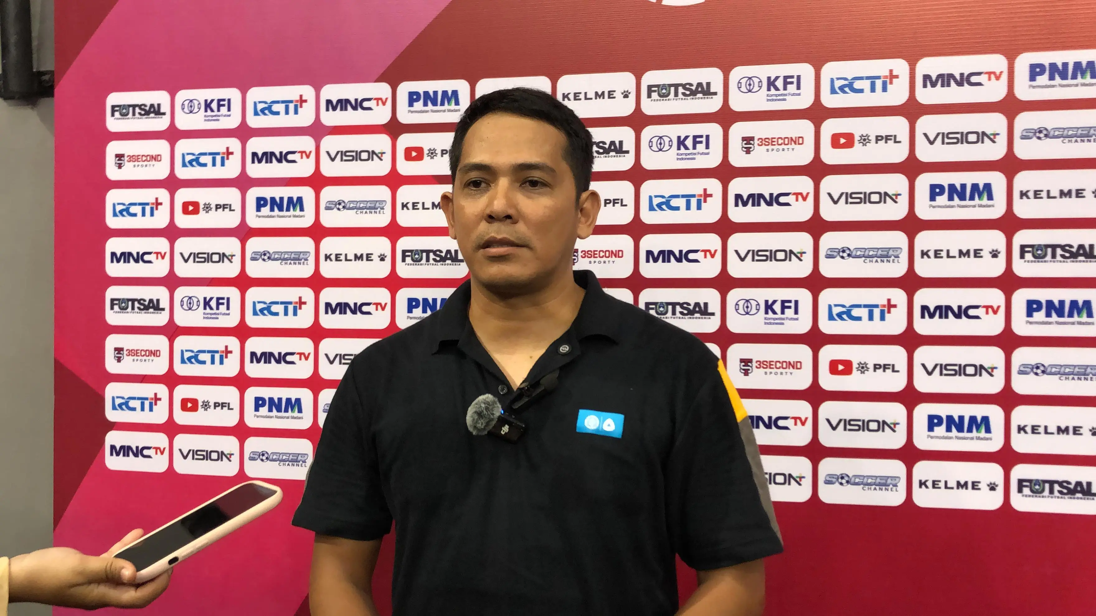Asisten Pelatih Pangsuma FC Sumianto saat diwawancara usai laga. (RRI/Muhammad Rokib)