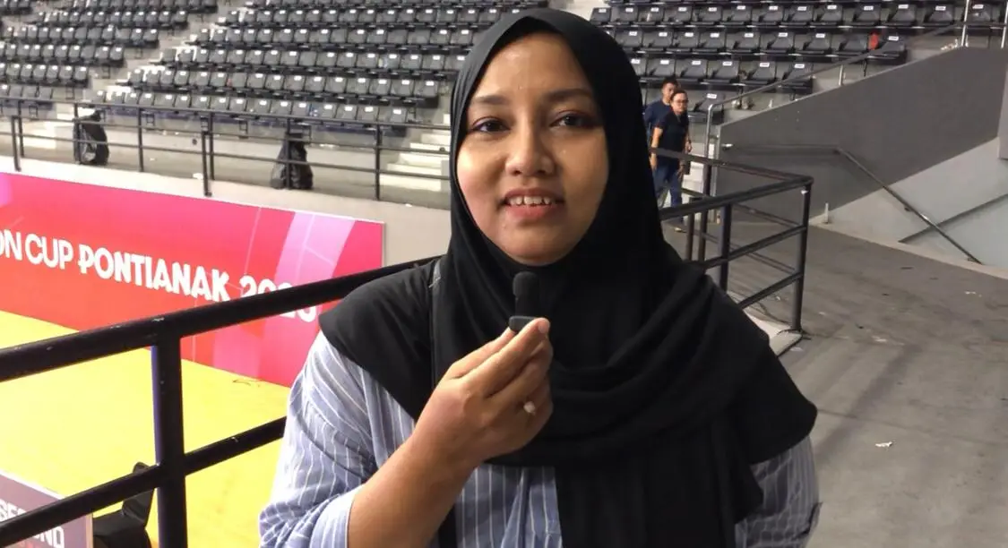 Desi Rahmawati supporter asal Kota Pontianak Kalimantan Barat saat diwawancara usai pertandingan semifinal Futsal Nation Cup 2026. (RRI/Muhammad Rokib)