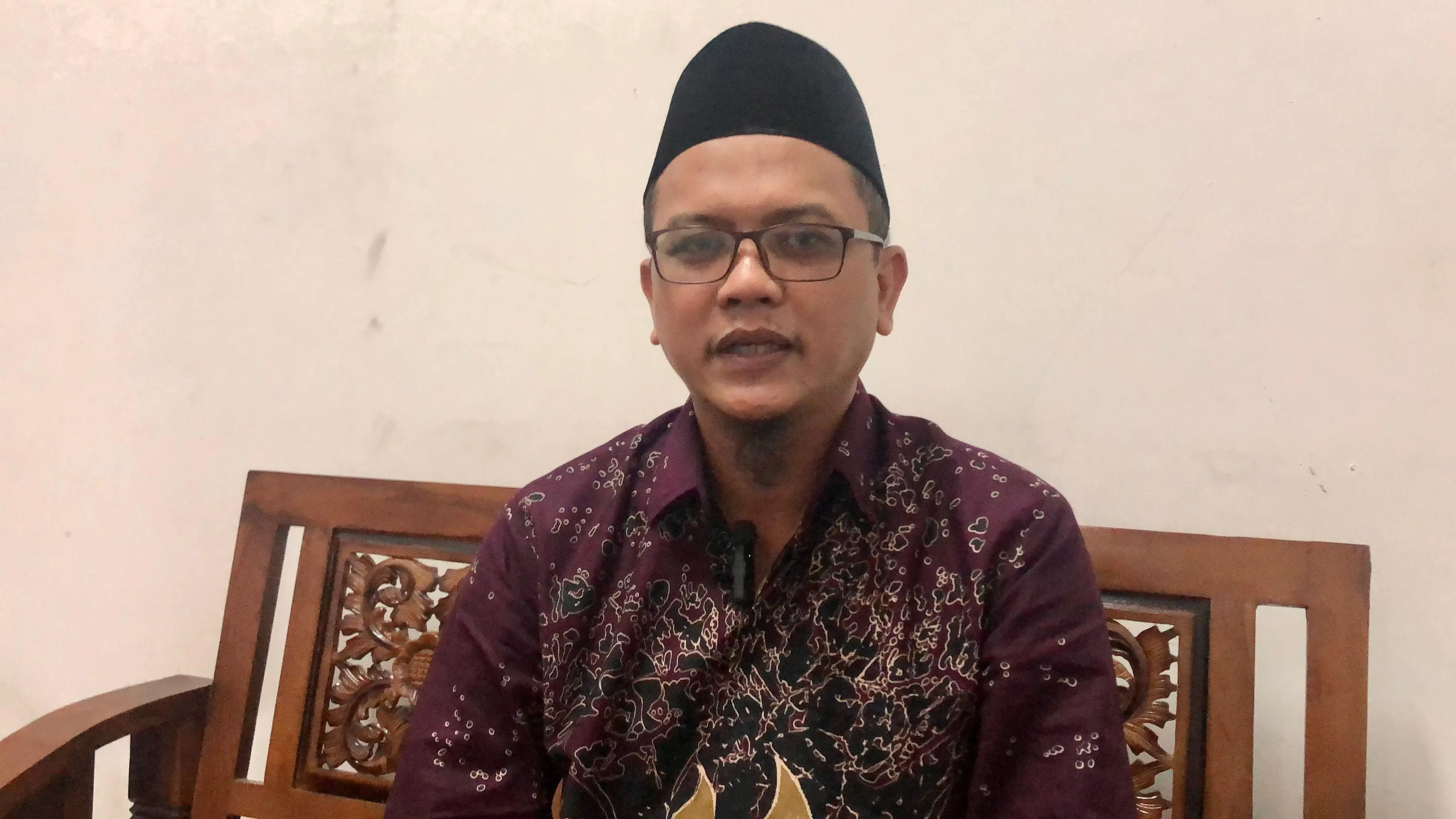 Wakil Ketua II Bidang Pendistribusian & Pendayagunaan BAZNAS Kalbar, Iswardani saat diwawancara. (RRI/Muhammad Rokib)