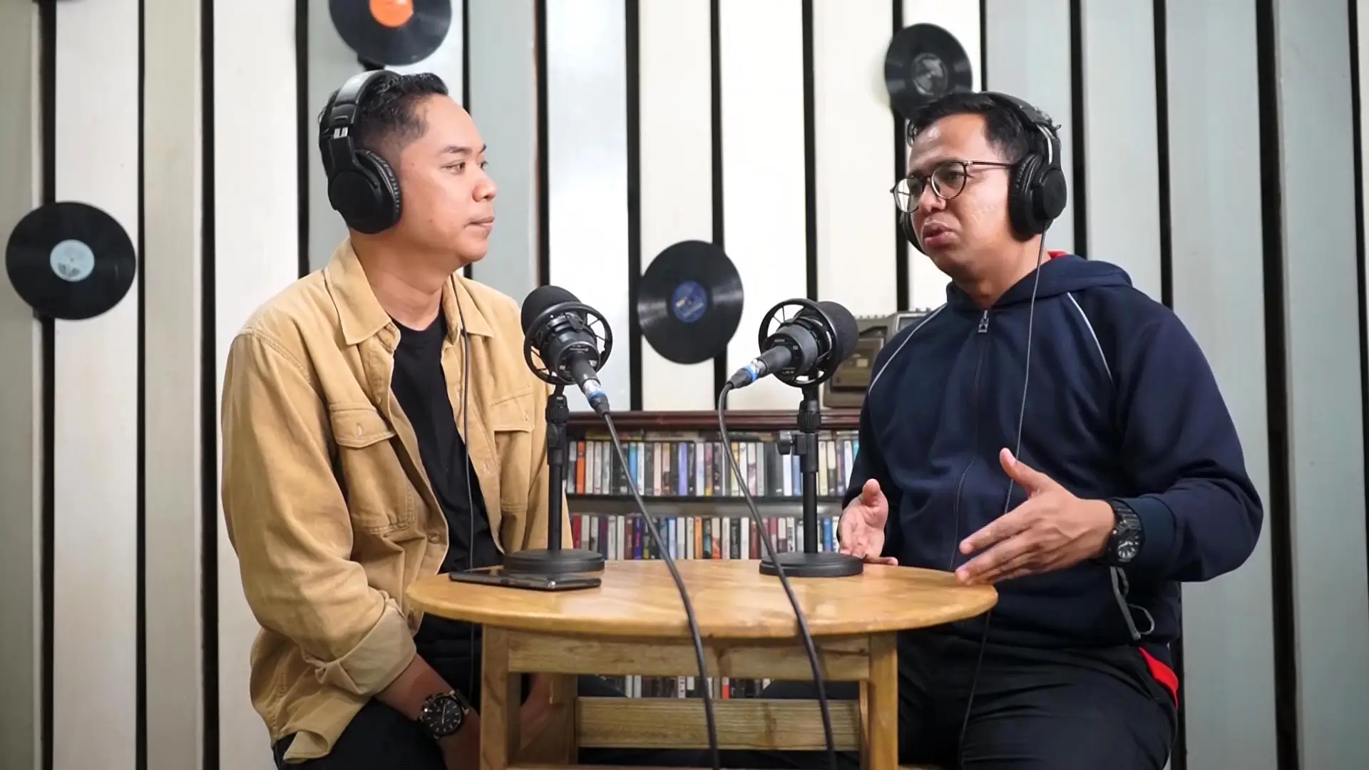 Proses produksi podcast untuk materi siaran radio. (Foto: Pahajilay)