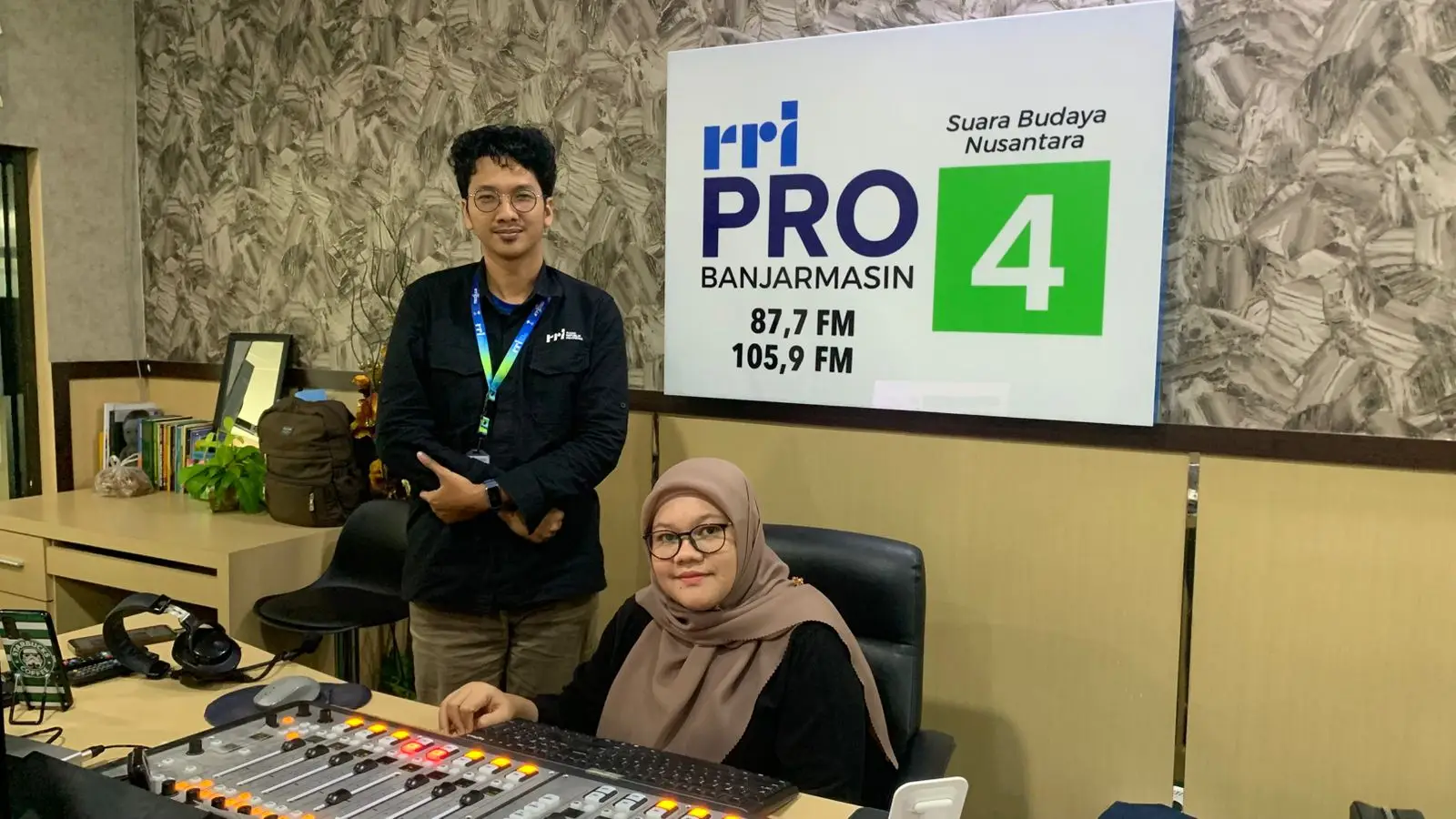 Helda, penyiar RRI Pro4 Banjarmasin, bersama Yoga, operator studio. (Foto: RRI/Pahajilay)