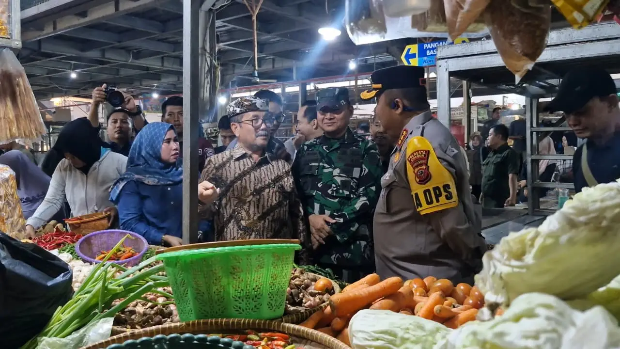 Pemerintah daerah Kabupaten Cirebon bersama unsur Forkopimda memantau kebutuhan pokok masyarakat menjelang Ramadan di Kabupaten Cirebon pada Jumat 13 Februari 2026. (Foto: RRI/Aura)