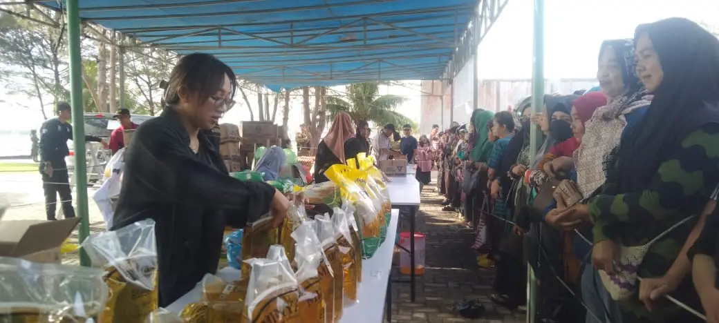 Petugas Sembako Murah Disperindag Natuna tengah mempersiapkan sejumlah bahan sembako yang akan dijual pada Gerakan Pangan Murah non Subsidi (Foto : Saleh/ RRI Ranai)