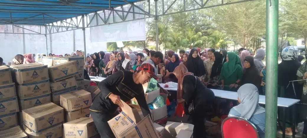 Kesibukan Petugas Gerakan Pangan Murah Non Subsidi Pemkab Natuna (Foto: Saleh/ RRI Ranai)