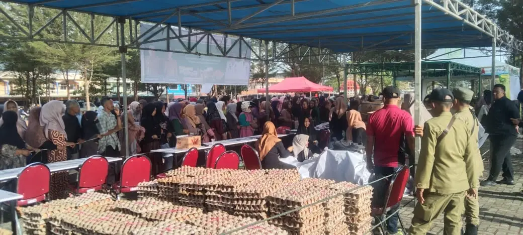 Antusiasme Warga dalam kegiatan Gerakan Sembako Murah Non Subsidi yang digelar Pemerintah Kabupaten Natuna melalui Disperindag (Foto; Saleh/ RRI Ranai)