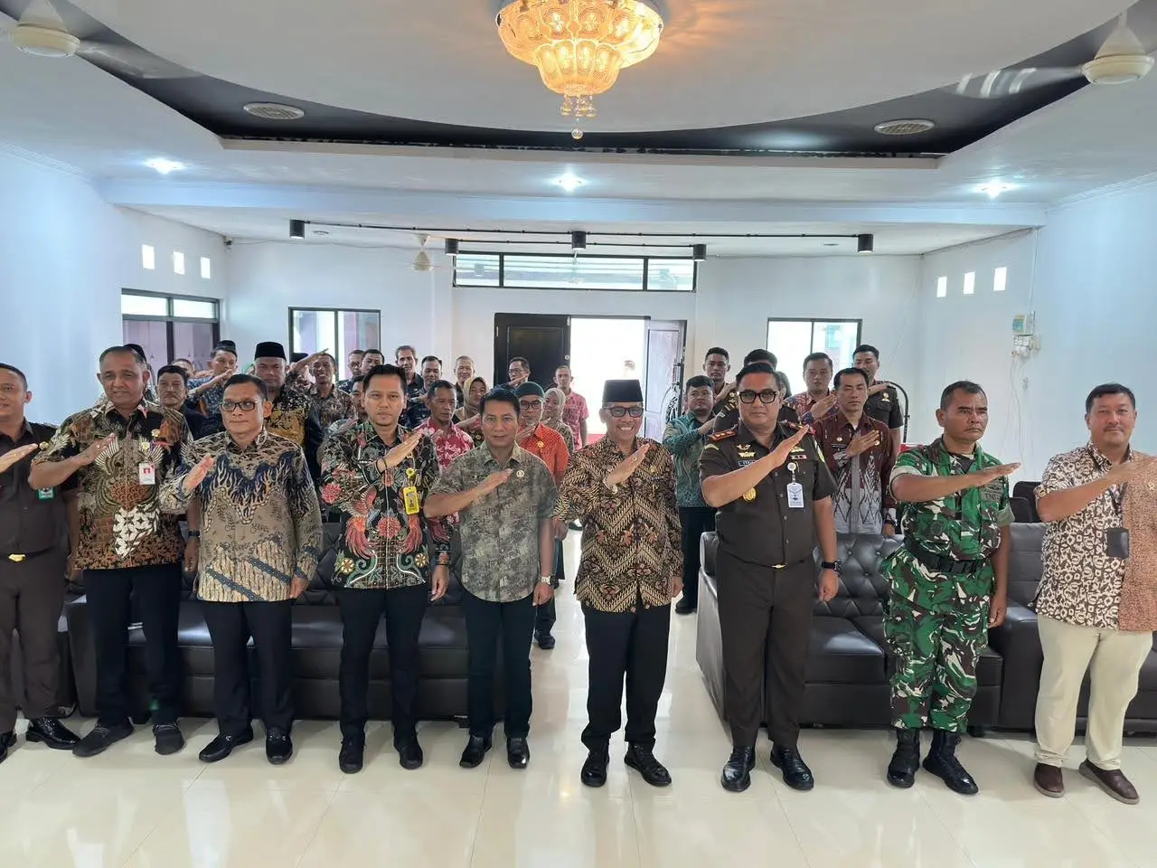 Wakil Bupati Natuna didampingi Ketua DPRD Natuna, Kepala Kejaksaan Negeri Natuna, Kepala Kantor Pertanahan Kabupaten Natuna pada saat Kegiatan Launching Perjanjian Kerja Sama (PKS) tentang Pembentukan Tim KITA PENDEKAR KMP (Kolaborasi Integrasi Pertanahan, Pemerintah Daerah, Kejaksaan Percepatan Sertifikat Koperasi Mer ah Putih). Foto ( Saleh/ RRI Ranai )