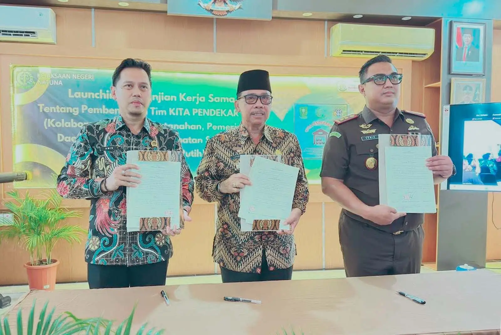 Penandatangan Perjanjian Kerja Sama (PKS) tentang Pembentukan Tim KITA PENDEKAR KMP (Kolaborasi Integrasi Pertanahan, Pemerintah Daerah, Kejaksaan Percepatan Sertifikat Koperasi Merah Putih) Foto : ( Saleh/ RRI Ranai )