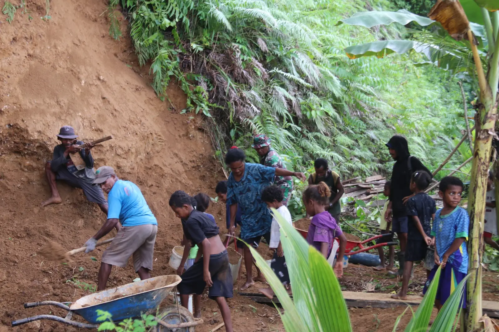 warga bersama TNI bekerja bersama membangun Bak Penampung Air Bersih (FOTO;Dok Tni Kodim Yawa)