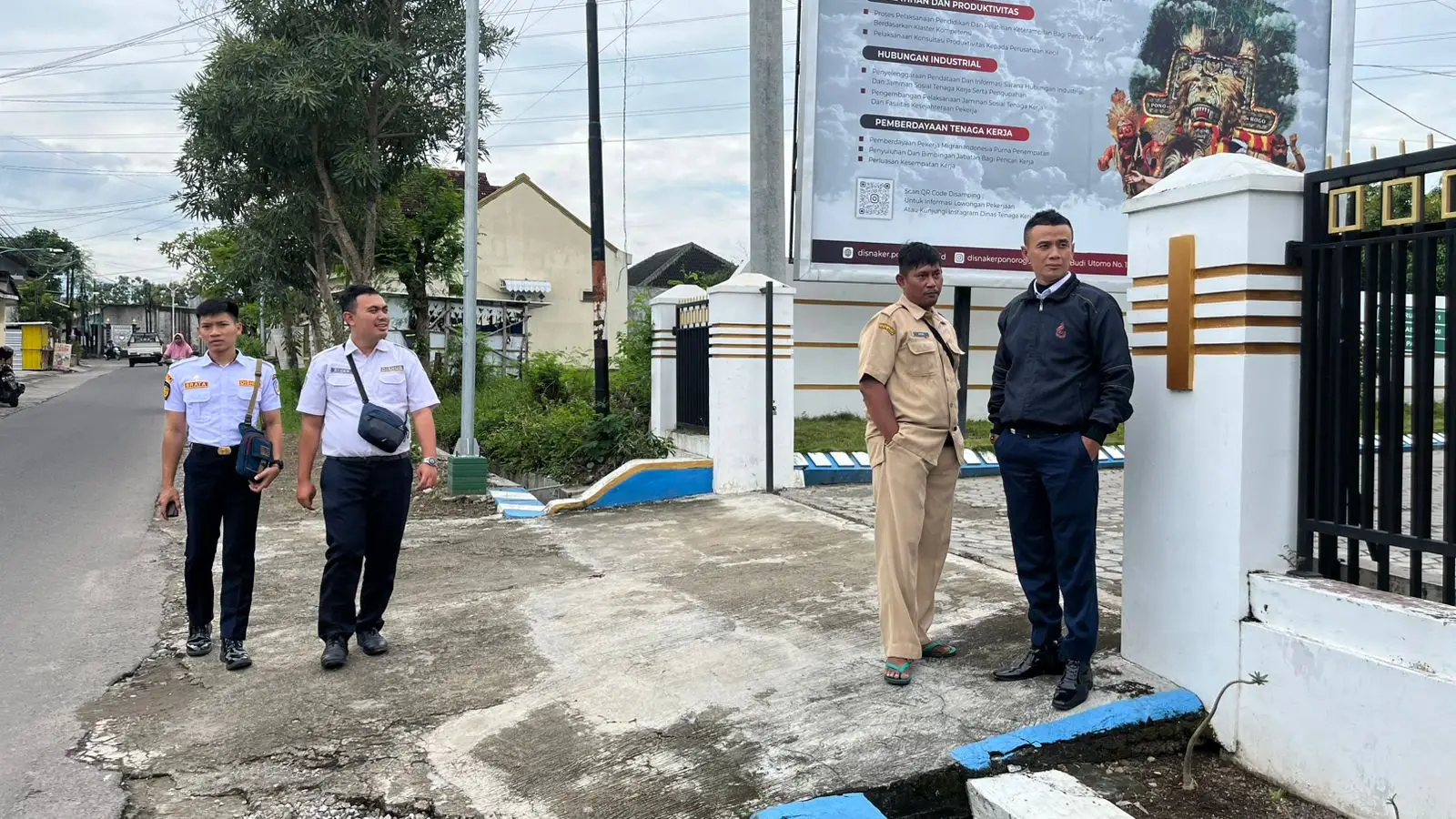 Dinas Perhubungan (Dishub) Kabupaten Ponorogo merespons cepat aduan masyarakat terkait parkir kendaraan yang kurang tertata di sebelah timur Universitas Muhammadiyah Ponorogo. (Foto: Dinas Perhubungan Ponorogo)