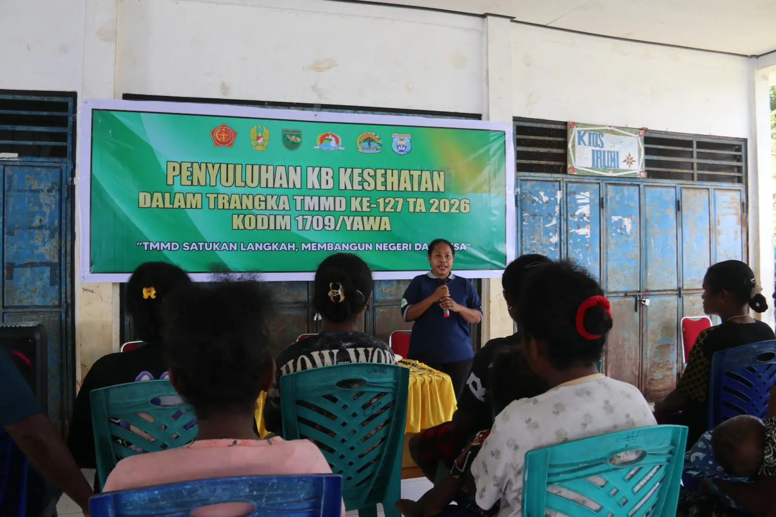 Penyuluhan KB kepada Ibu2 di kampung Rembai (FOTO:Dok/Kodim Yawa)