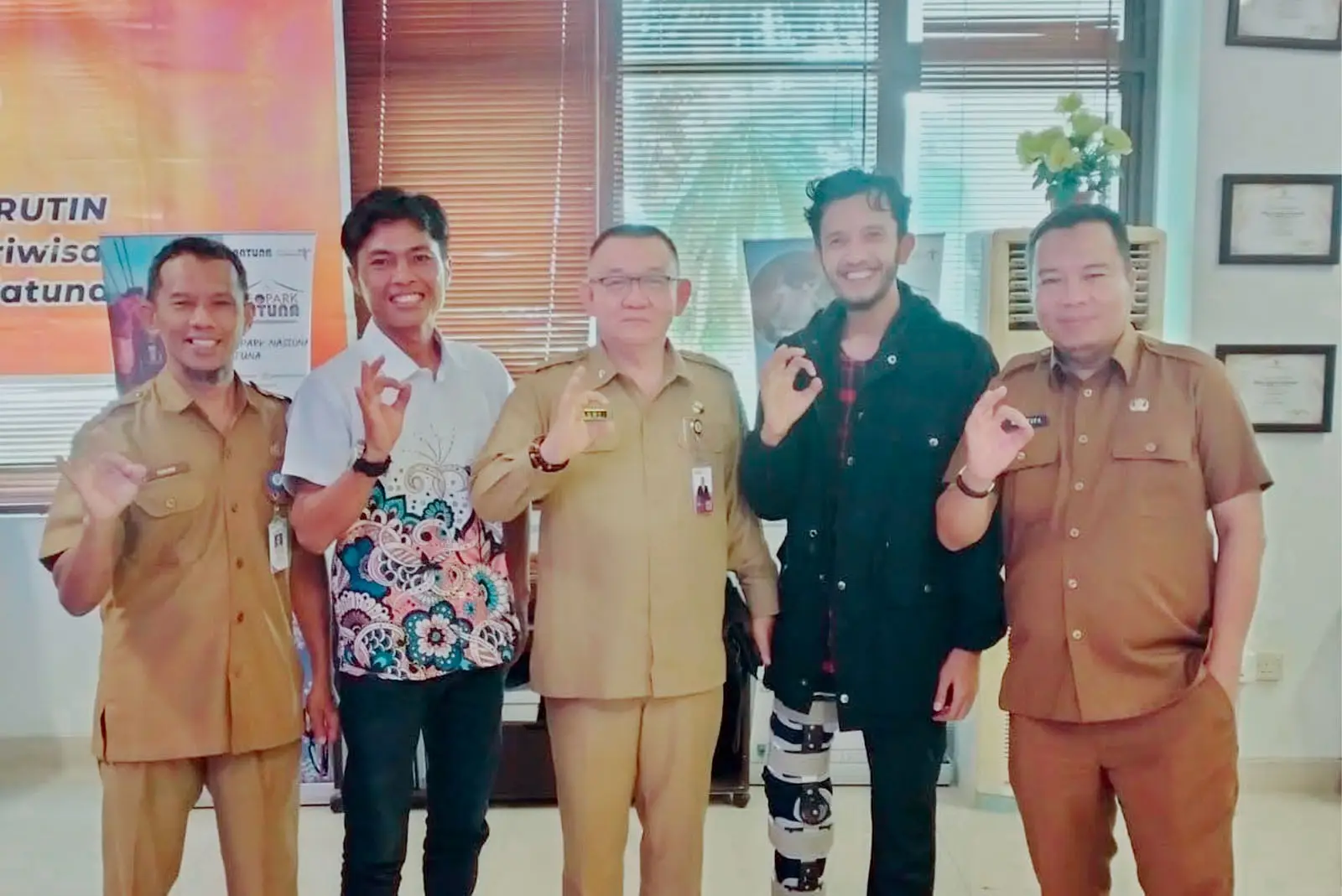 Sesi Poto Bersama Asisten II Bidang Perekonomian dan Pembangunan Setda Natuna usai Rapat Badan Pengurus Geopark Natuna (BPGN) terkait pembahasan percepatan pengusulan Geopark Natuna menuju UNESCO Global Geopark ( Foto: Dinas Pariwisata Kabupaten Natuna/ Saleh RRIRanai )