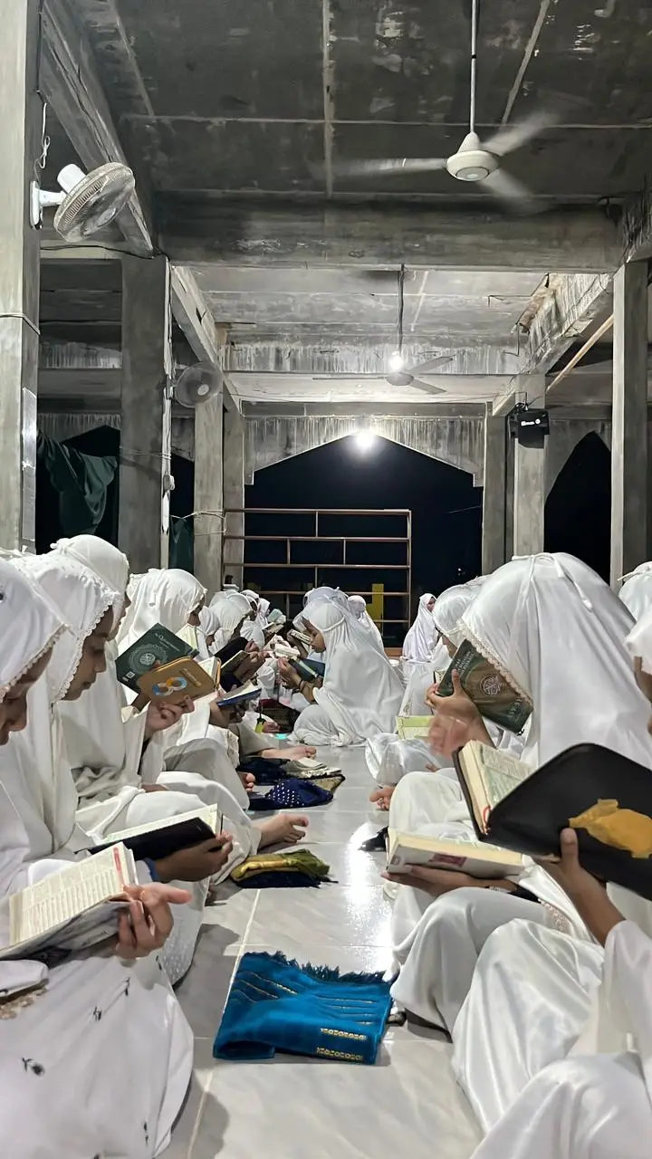 Santriwati melaksanakan Tadarus Al'Quran pada kegiatan Pondok Ramadhan Pesantren Nurul Jannah tahun pelajaran 2025/2026 ( Foto : Saleh/ RRI Ranai )
