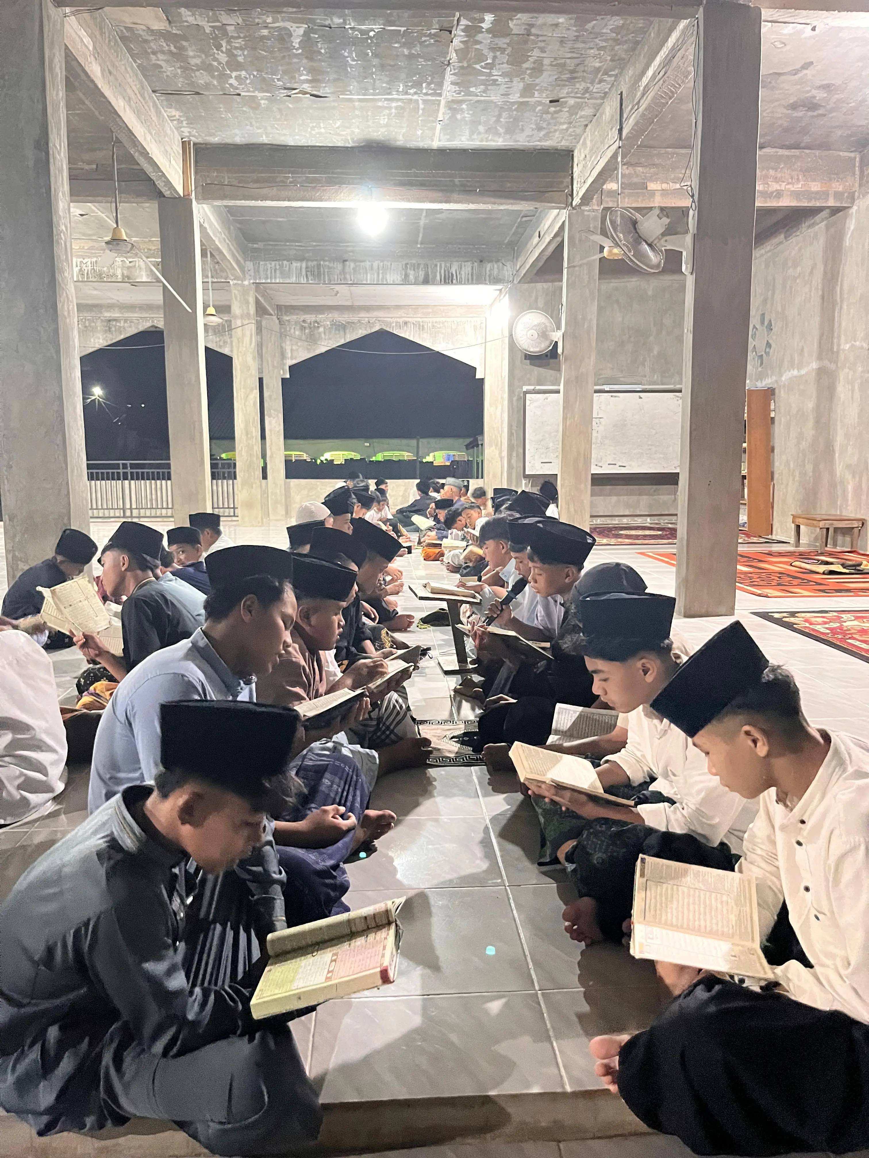 Santriwan melaksanakan Tadarus Al'Quran pada kegiatan Pondok Ramadhan Pesantren Nurul Jannah tahun pelajaran 2025/2026 ( Foto : Saleh/ RRI Ranai )