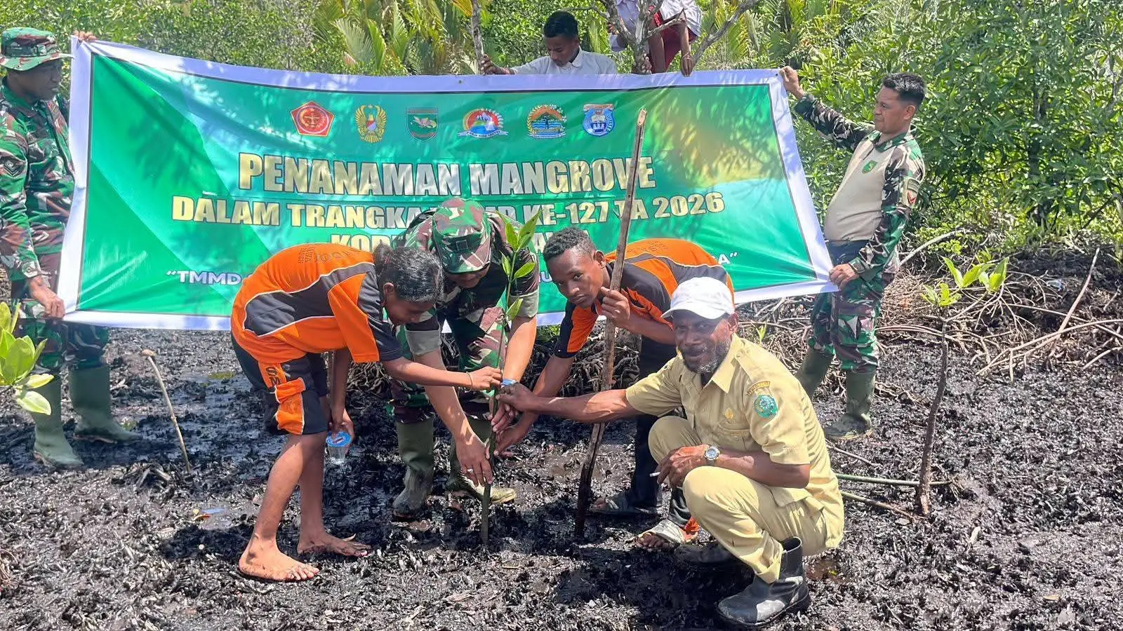 Satgas TMMD 127 bersama warga saat penanaman mangrov