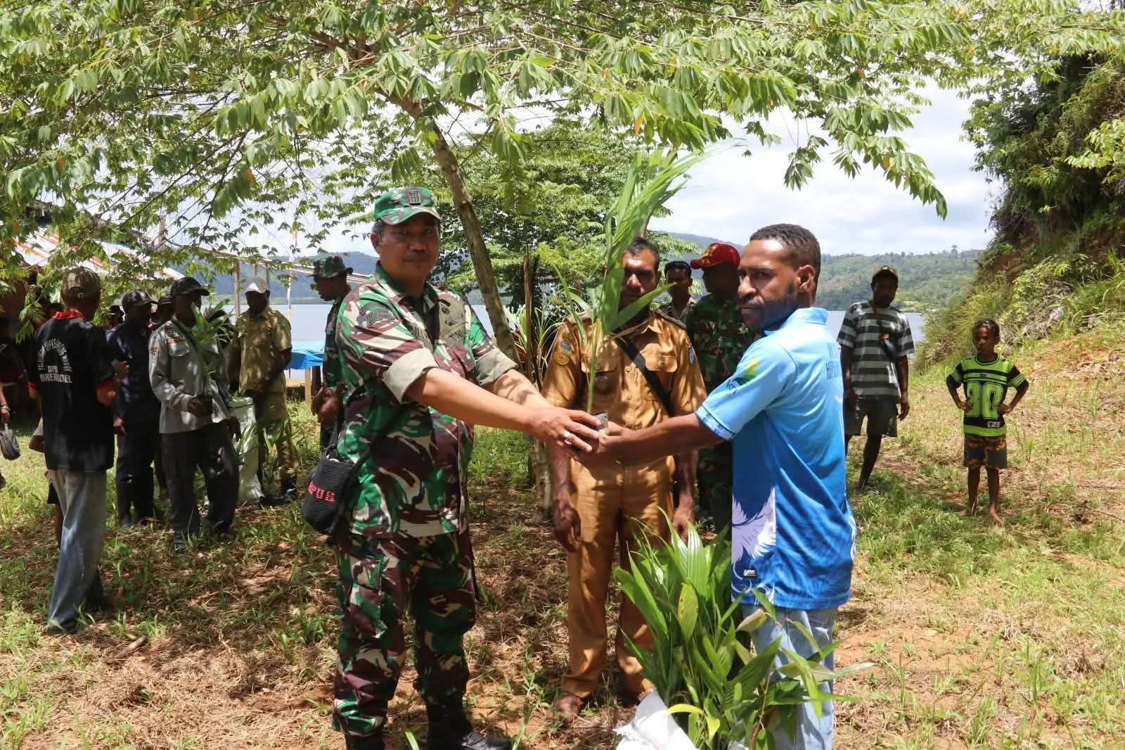Satgas TMMD bersama warga kampung rembai dinas kehutanan yapen menanam pohon (FOTO/DOK/Satgas TMMD KE 127)