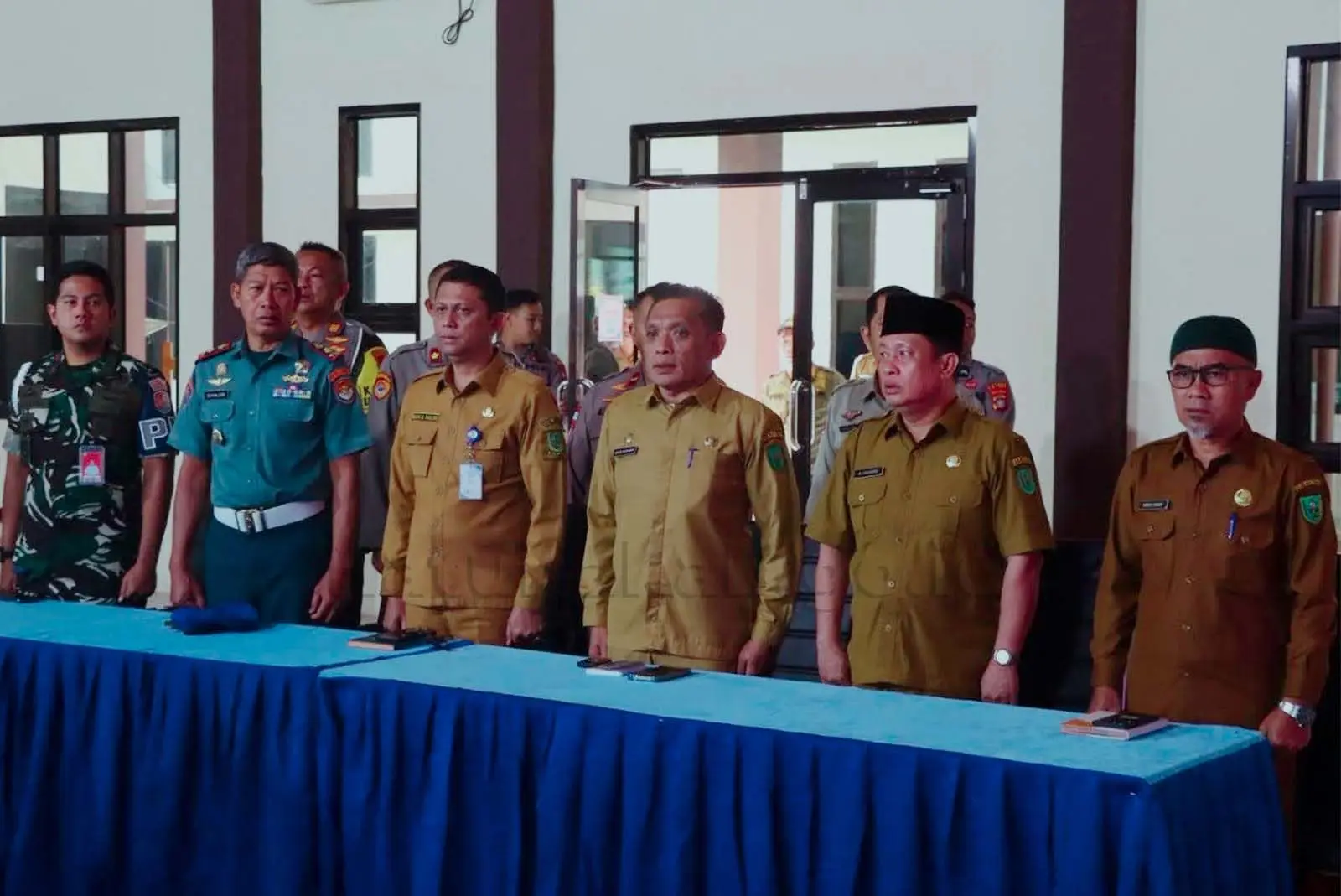 Peserta Rakor menyanyikan Lagu Indonesia Raya sebelum mengikuti Rakor yang dilaksanakan oleh Pemerintah Pusat ( Foto : Arsip Pemkab Natuna/ Saleh- RRI Ranai )