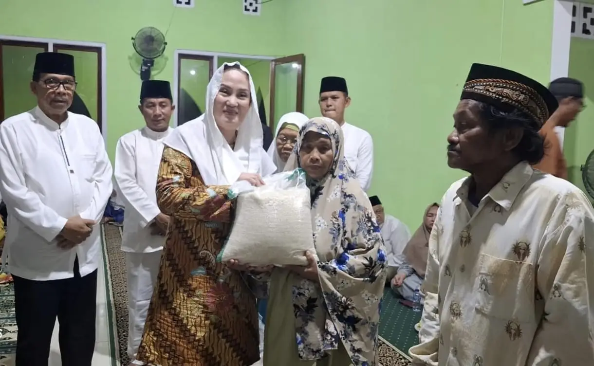 Bupati Natuna, Cen Sui Lan, menyerahkan Bantuan Kepada Masyarakat Desa Air lengit saat Kegatan Safari Ramadhan 1447 Hijriah ( Foto : Arsip Pemkab Natuna/ Saleh- RRI Ranai )