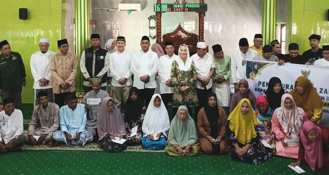 Bupat Natuna, Cen Sui Lan, yang mengenakan pakaian batik dan kerudung putih yang didampingi Wakil Bupati Jarmin, saat poto bersama warga Desa Pulau Tiga Barat saat kegiatan Safari Ramadhan 1447 Hijriah di daerah tersebut ( Foto : Arsip Pemkab Natuna? Saleh- RRI Ranai )