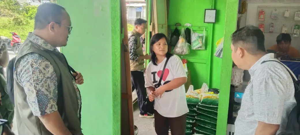 Kepala Bulog Ranai Pencius Siburian dengan Rompi Has Bulog mewawancarai pedagang yang sekaligus sebagai Distributor Beras SPHP di Pasar Ranai ( Foto : Saleh/ RRI Ranai )