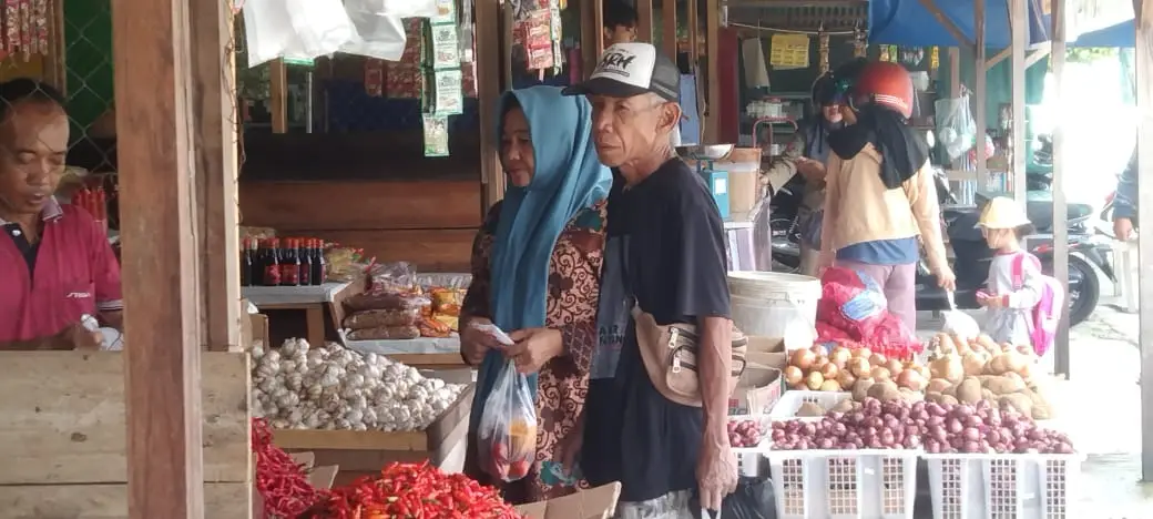 Kesibukan dipasar ranai, tampak warga Ranai berbelanja di lapak yang menyediakan bahan dapur pada Rabu, 5 Maret 2026 ( Foto : Saleh/ RRI Ranai )