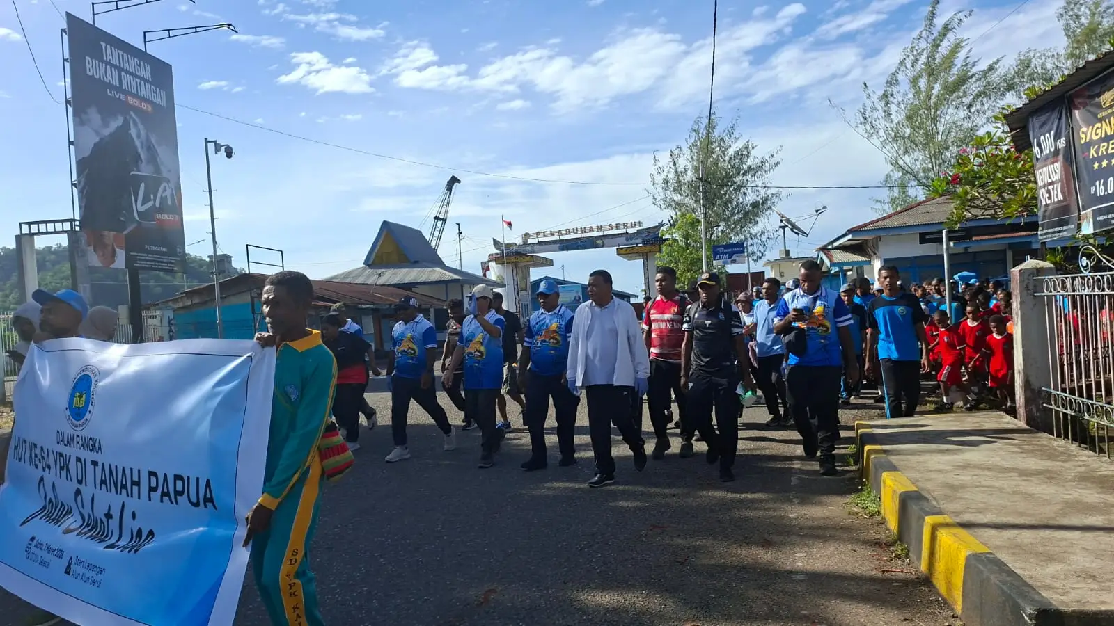 Bupati Yapen Benyamin Arisoy Bersama Anggota DPR.RI Tony Tesar,dan peserta jalan sehat dalam rangka memperingati hut YPK ke 64(FOTA Salo Rri)
