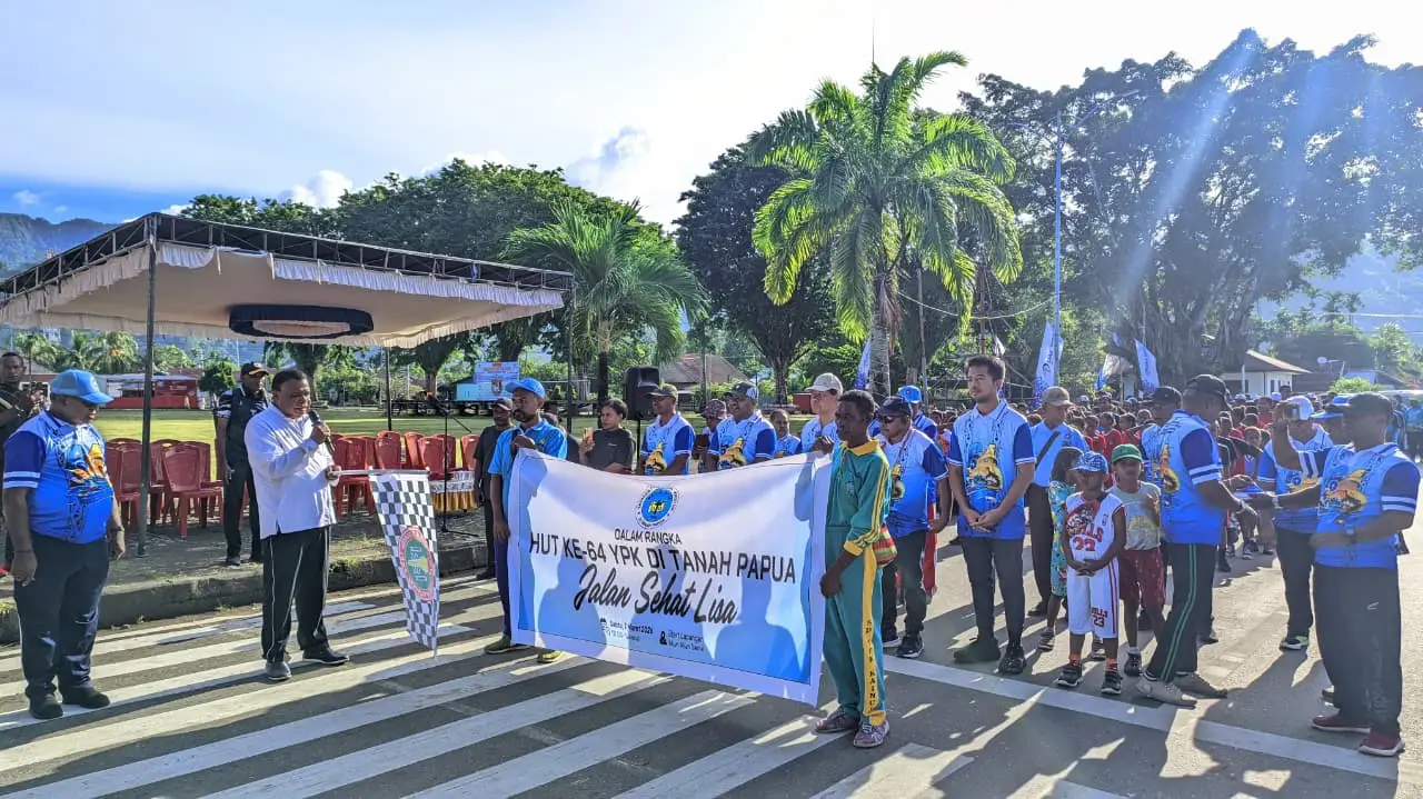 Anggoat DPR.RI Tony Tesar saat mengikuti Kegiatan jalan sehat dalam rangka memperingati hut YPK ke 64 (FOTO Salo Rri)