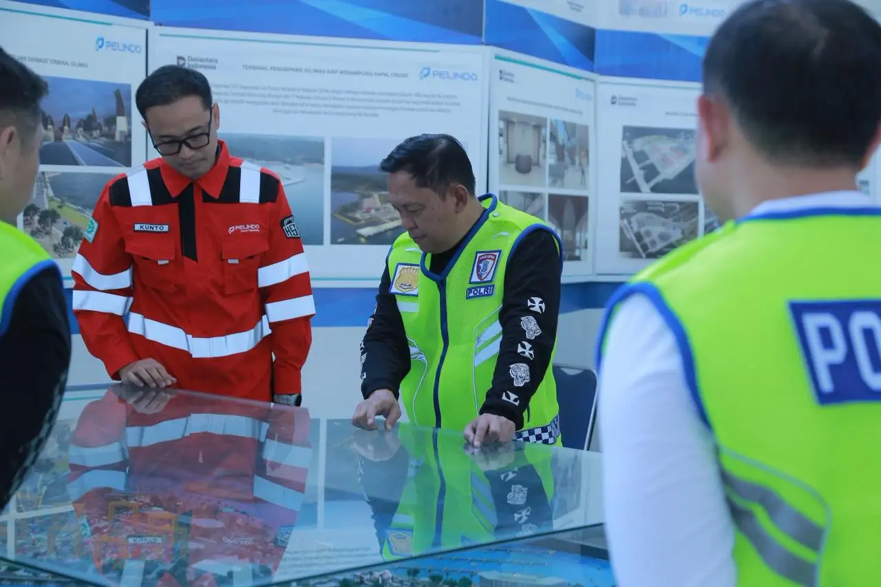 (Tampak Kapolda NTB Irjen Pol. Edy Murbowo, S.I.K., sedang melihat dan mengamati Skema Pengaturan Arus Mudik Lebaran di Gili Mas, Sabtu 07 Maret 2026)