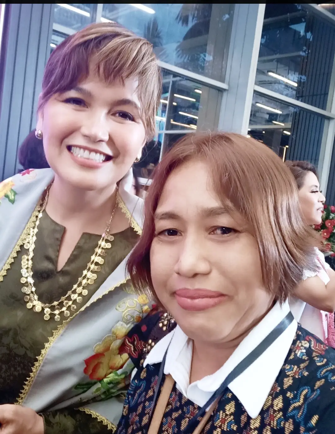 Sesi foto Reporter RRI (Sri Darni) dengan Pimpinan Yayasan Amai Setia (Trini Tambu) usai Diskusi 3 Wajah Roehana Koeddoes. (Foto: RRI)